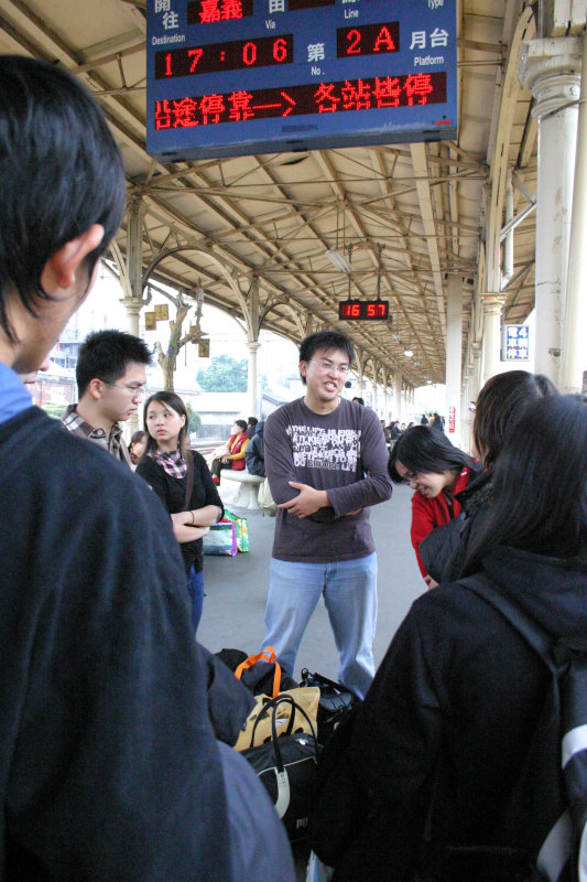 台灣鐵路旅遊攝影台中火車站月台交談的旅客2005攝影照片165