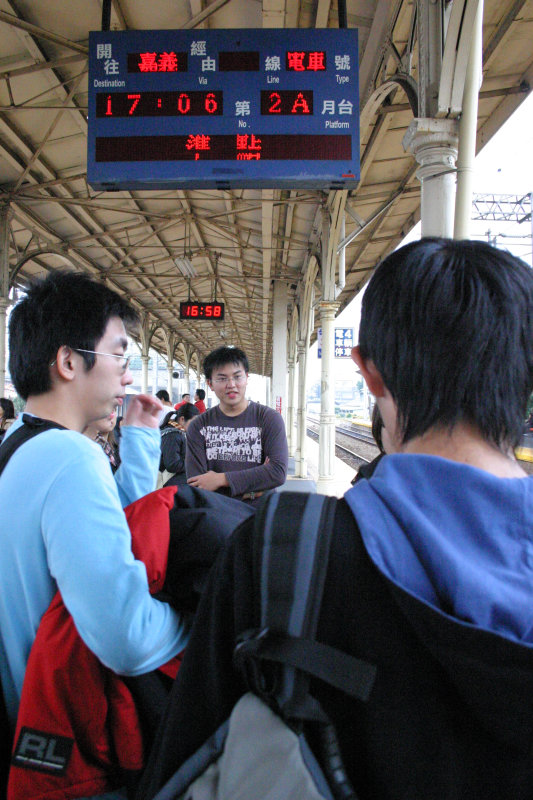 台灣鐵路旅遊攝影台中火車站月台交談的旅客2005攝影照片166