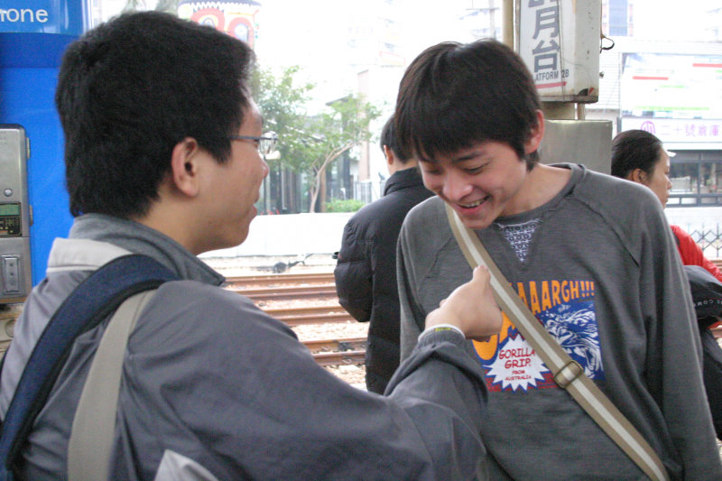 台灣鐵路旅遊攝影台中火車站月台交談的旅客2005攝影照片167