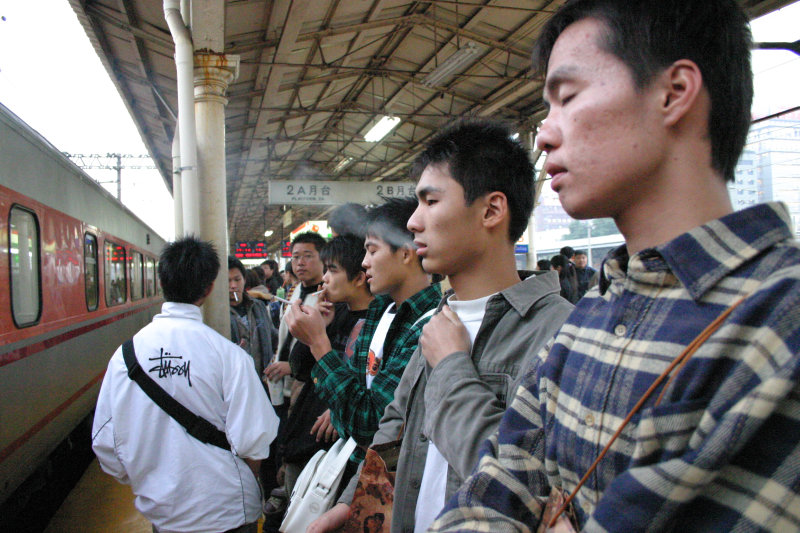 台灣鐵路旅遊攝影台中火車站月台交談的旅客2005攝影照片168