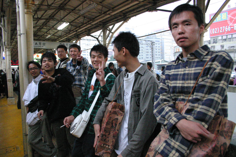 台灣鐵路旅遊攝影台中火車站月台交談的旅客2005攝影照片169