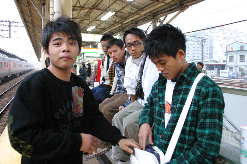 台灣鐵路旅遊攝影台中火車站月台交談的旅客2005攝影照片170