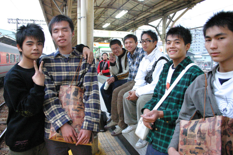 台灣鐵路旅遊攝影台中火車站月台交談的旅客2005攝影照片171