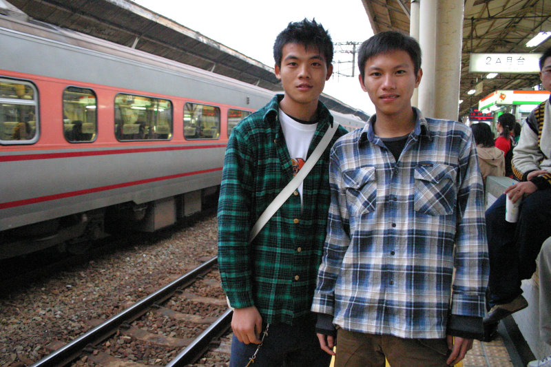台灣鐵路旅遊攝影台中火車站月台交談的旅客2005攝影照片172