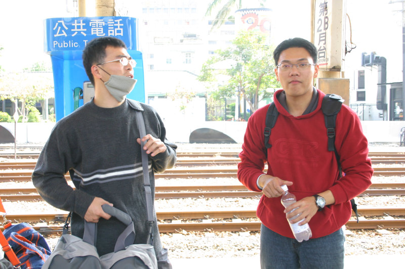 台灣鐵路旅遊攝影台中火車站月台交談的旅客2005攝影照片175