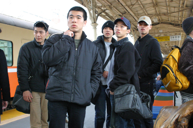 台灣鐵路旅遊攝影台中火車站月台交談的旅客2005攝影照片176