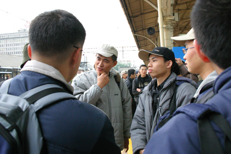 台灣鐵路旅遊攝影台中火車站月台交談的旅客2005攝影照片177
