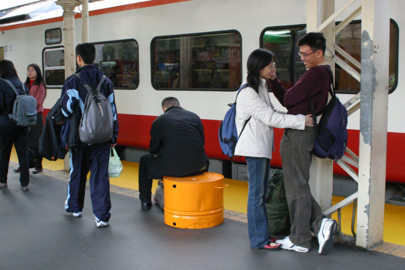 台灣鐵路旅遊攝影台中火車站月台交談的旅客2005攝影照片178