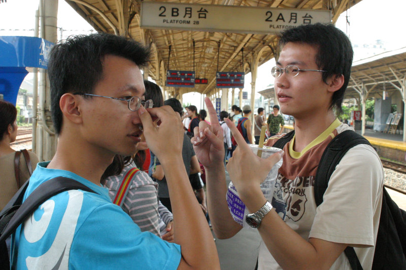 台灣鐵路旅遊攝影台中火車站月台交談的旅客2005攝影照片179