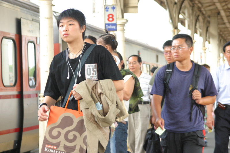 台灣鐵路旅遊攝影台中火車站月台交談的旅客2005攝影照片180