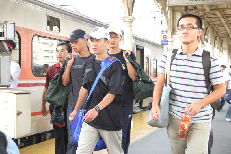 台灣鐵路旅遊攝影台中火車站月台交談的旅客2005攝影照片181