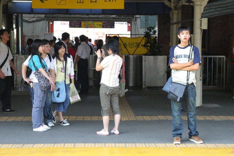 台灣鐵路旅遊攝影台中火車站月台交談的旅客2005攝影照片184