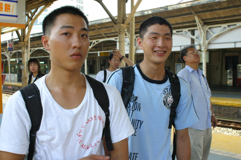 台灣鐵路旅遊攝影台中火車站月台交談的旅客2005攝影照片185