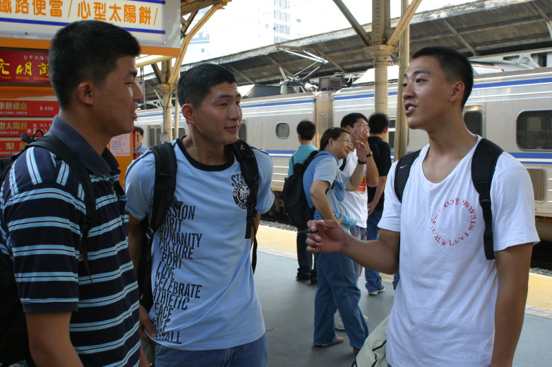 台灣鐵路旅遊攝影台中火車站月台交談的旅客2005攝影照片186