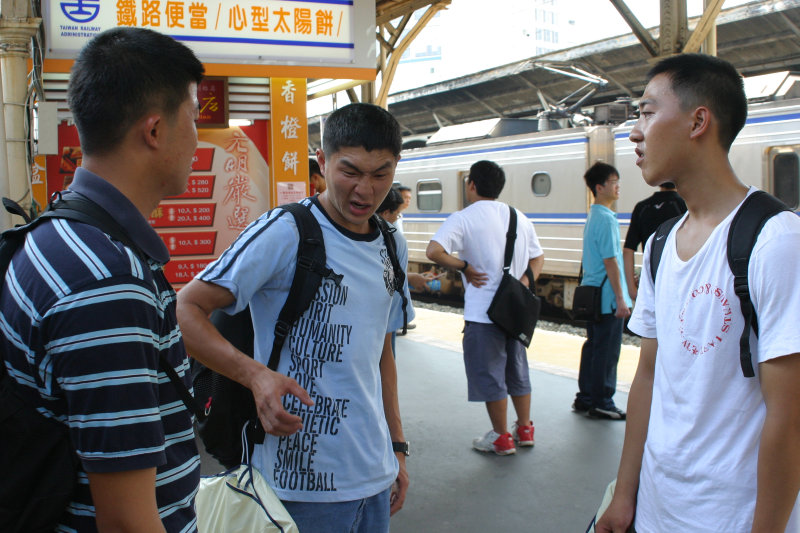 台灣鐵路旅遊攝影台中火車站月台交談的旅客2005攝影照片188