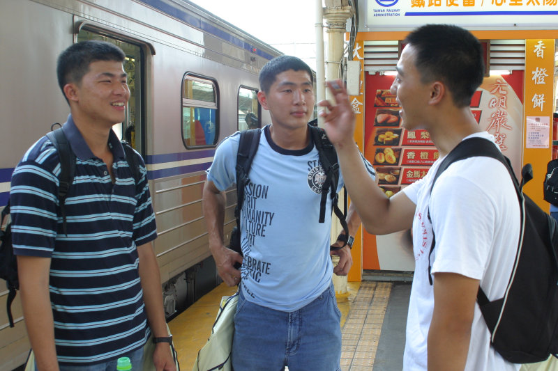 台灣鐵路旅遊攝影台中火車站月台交談的旅客2005攝影照片189
