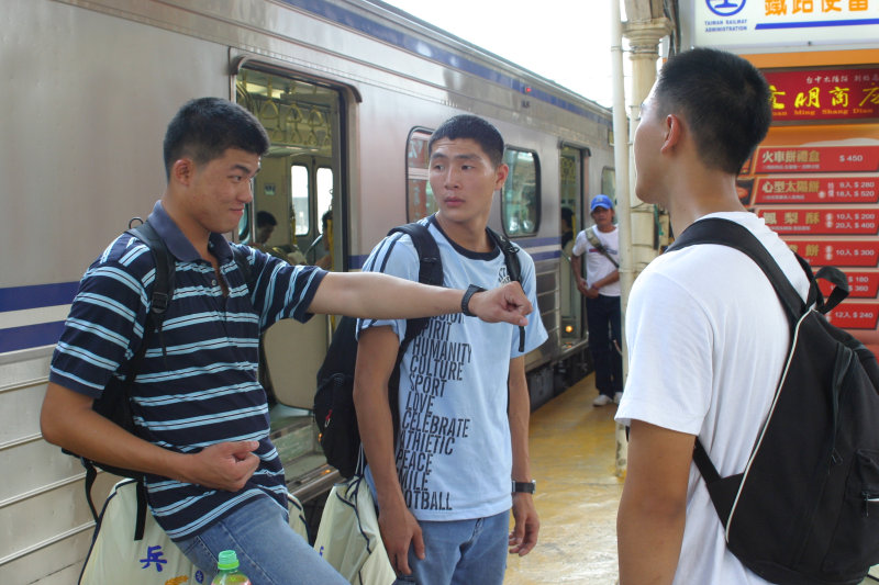台灣鐵路旅遊攝影台中火車站月台交談的旅客2005攝影照片190