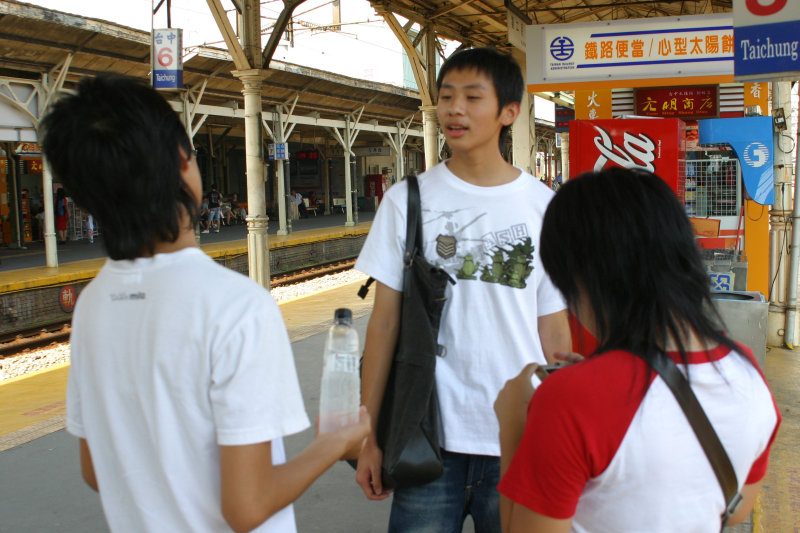 台灣鐵路旅遊攝影台中火車站月台交談的旅客2005攝影照片191