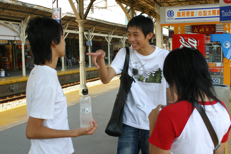 台灣鐵路旅遊攝影台中火車站月台交談的旅客2005攝影照片192