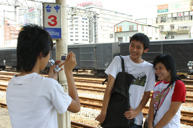 台灣鐵路旅遊攝影台中火車站月台交談的旅客2005攝影照片193