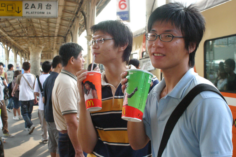 台灣鐵路旅遊攝影台中火車站月台交談的旅客2005攝影照片194