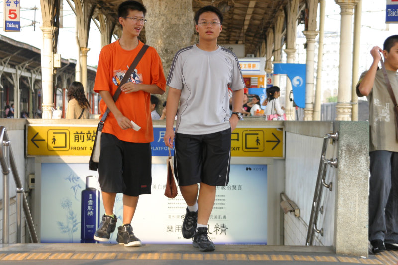 台灣鐵路旅遊攝影台中火車站月台交談的旅客2005攝影照片195
