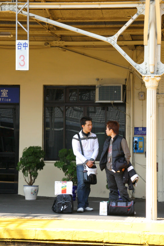 台灣鐵路旅遊攝影台中火車站月台交談的旅客2005攝影照片196
