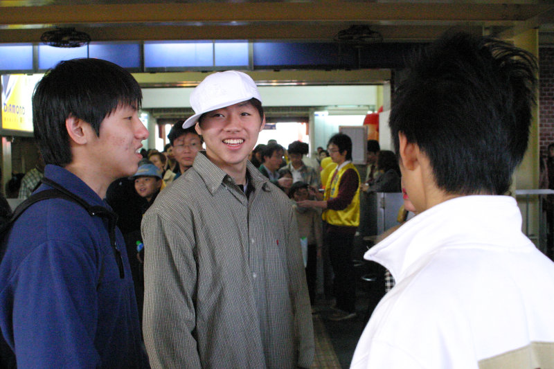 台灣鐵路旅遊攝影台中火車站月台交談的旅客2005攝影照片200