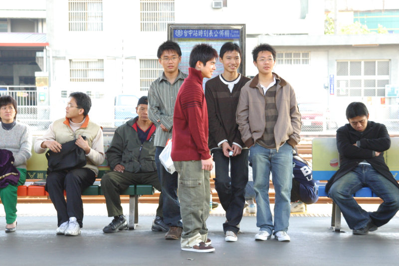 台灣鐵路旅遊攝影台中火車站月台交談的旅客2005攝影照片202