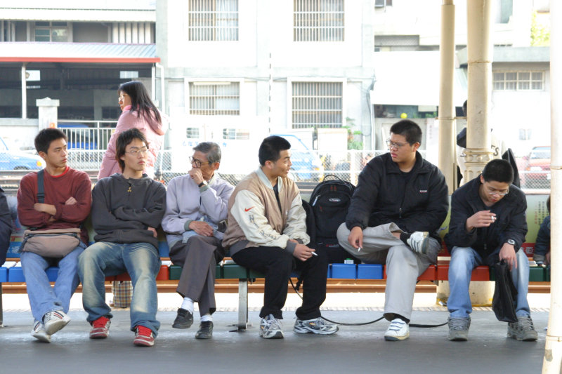 台灣鐵路旅遊攝影台中火車站月台交談的旅客2005攝影照片203