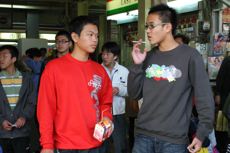 台灣鐵路旅遊攝影台中火車站月台交談的旅客2005攝影照片204