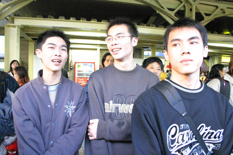 台灣鐵路旅遊攝影台中火車站月台交談的旅客2005攝影照片206