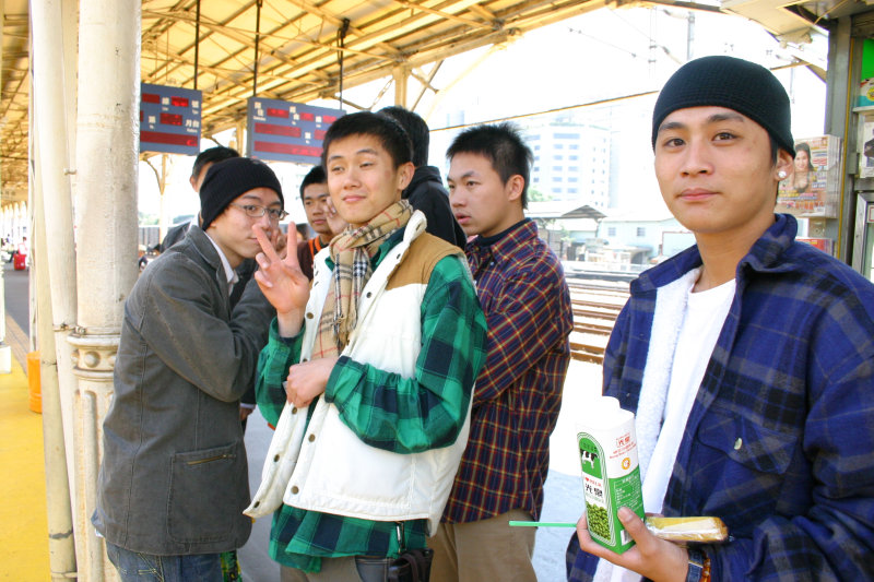 台灣鐵路旅遊攝影台中火車站月台交談的旅客2005攝影照片207