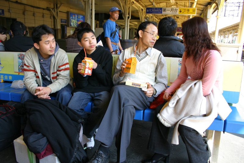 台灣鐵路旅遊攝影台中火車站月台交談的旅客2005攝影照片211