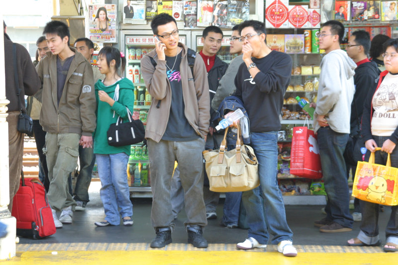 台灣鐵路旅遊攝影台中火車站月台交談的旅客2005攝影照片212