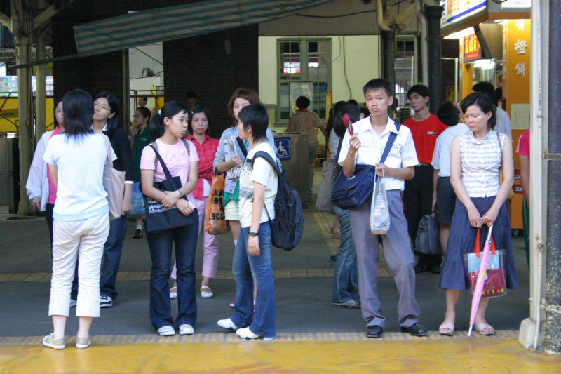 台灣鐵路旅遊攝影台中火車站月台交談的旅客2005攝影照片214
