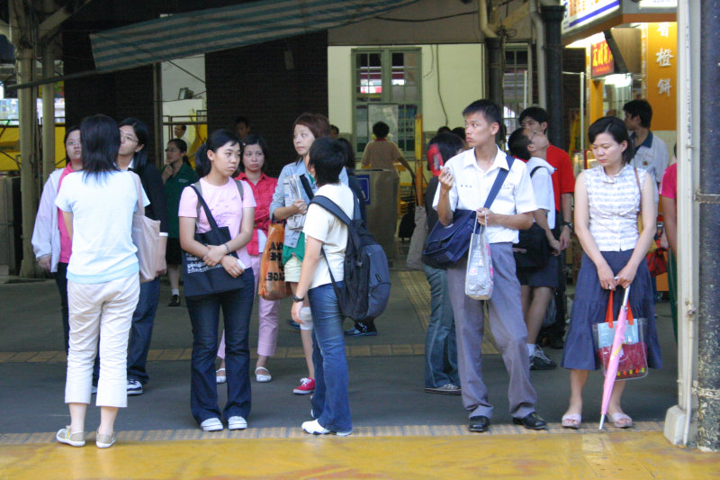 台灣鐵路旅遊攝影台中火車站月台交談的旅客2005攝影照片215