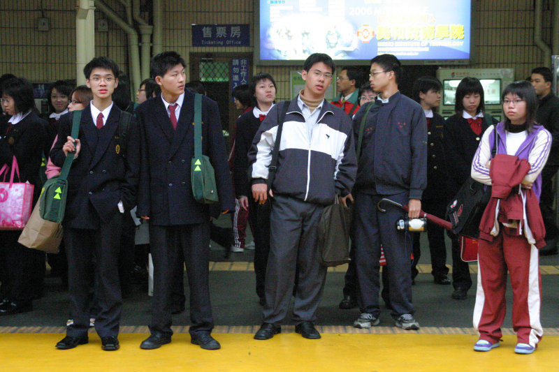 台灣鐵路旅遊攝影台中火車站月台交談的旅客2005攝影照片216