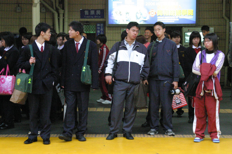 台灣鐵路旅遊攝影台中火車站月台交談的旅客2005攝影照片217