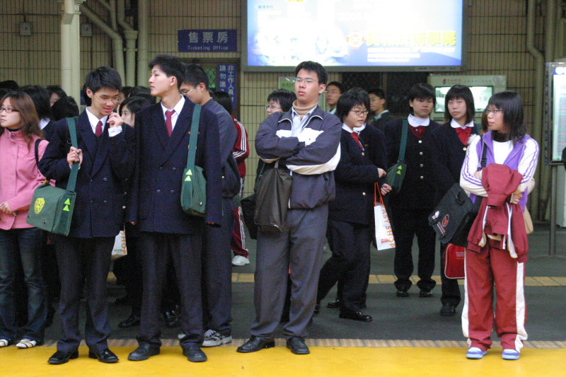 台灣鐵路旅遊攝影台中火車站月台交談的旅客2005攝影照片218