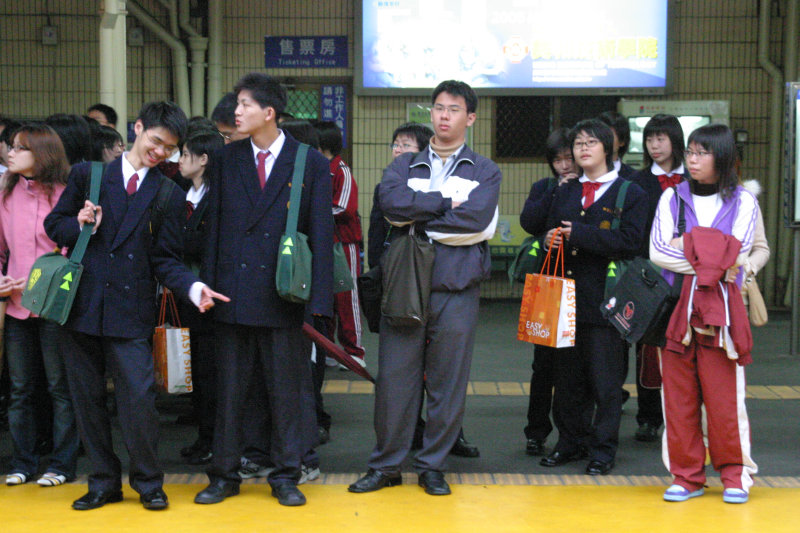 台灣鐵路旅遊攝影台中火車站月台交談的旅客2005攝影照片219