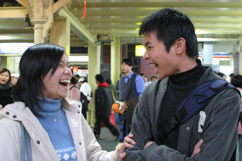 台灣鐵路旅遊攝影台中火車站月台交談的旅客2005攝影照片222