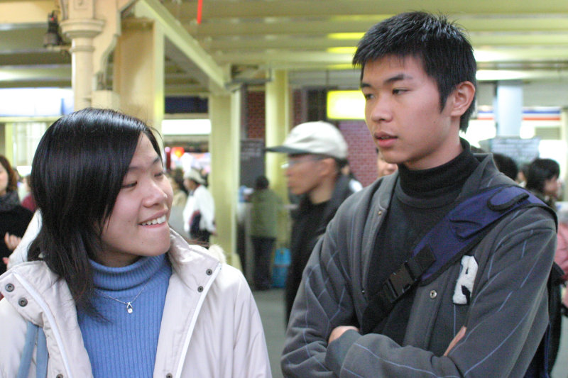 台灣鐵路旅遊攝影台中火車站月台交談的旅客2005攝影照片223