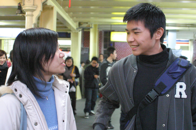 台灣鐵路旅遊攝影台中火車站月台交談的旅客2005攝影照片224