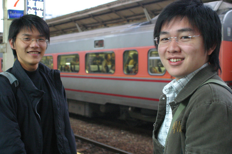 台灣鐵路旅遊攝影台中火車站月台交談的旅客2005攝影照片226