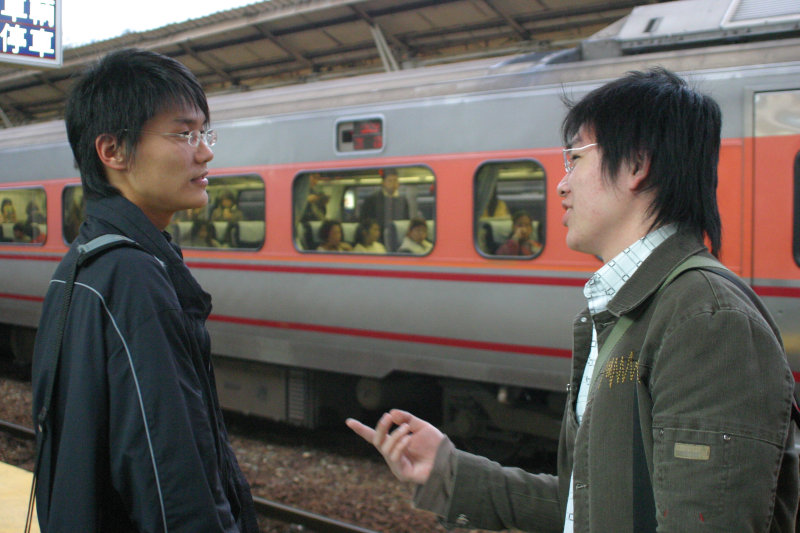 台灣鐵路旅遊攝影台中火車站月台交談的旅客2005攝影照片227