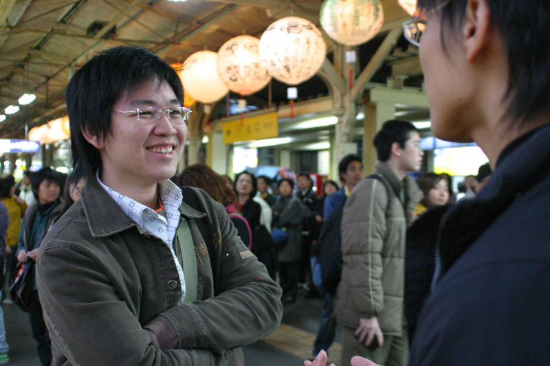 台灣鐵路旅遊攝影台中火車站月台交談的旅客2005攝影照片228