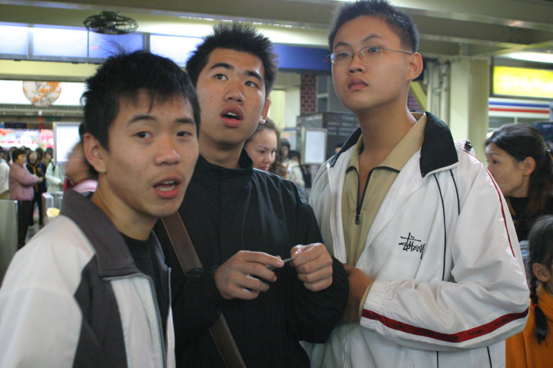 台灣鐵路旅遊攝影台中火車站月台交談的旅客2005攝影照片229