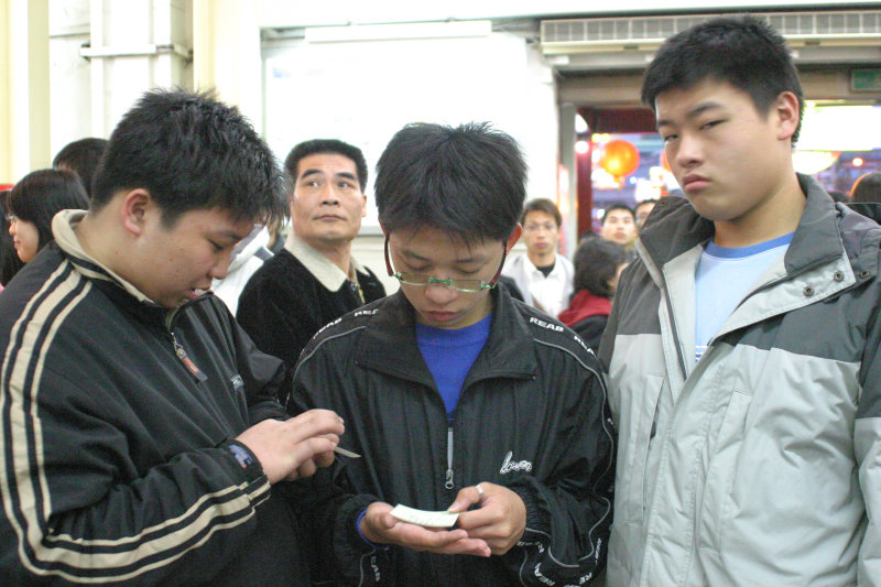台灣鐵路旅遊攝影台中火車站月台交談的旅客2005攝影照片230