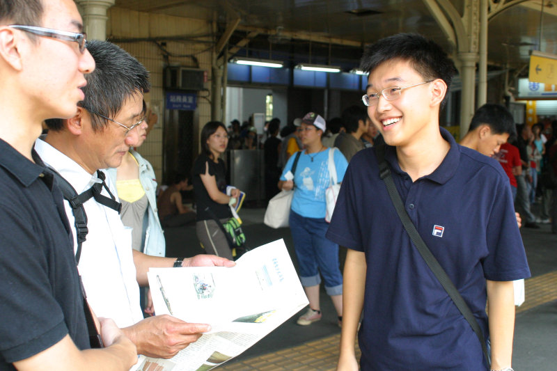 台灣鐵路旅遊攝影台中火車站月台交談的旅客2005攝影照片231